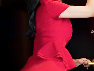 Feilin嗲囡囡 – BABY_柒与她的白丝写真：一场腿舞与光影的微妙沟通，满是暗示。