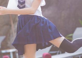 IMiss爱蜜社 – 小丽莎萌萌哒的私拍：短裙与无尽的想象