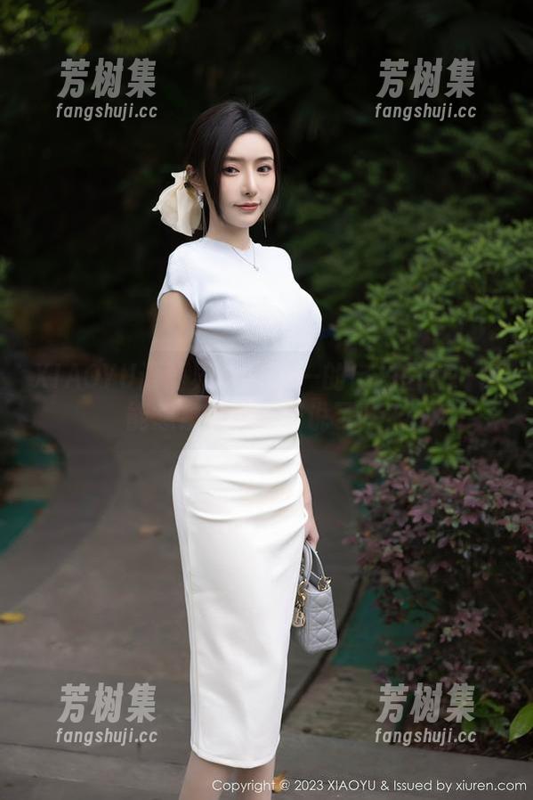 XIAOYU语画界 - 林乐一的自拍图包：你能想象她跟镜子说了啥？
