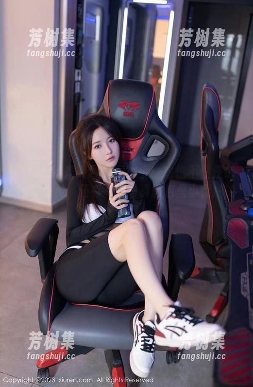Xiuren秀人网 - 吴小小：瑜伽不仅是练出好身材，还有一张写真图包里小情绪的飘逸感。