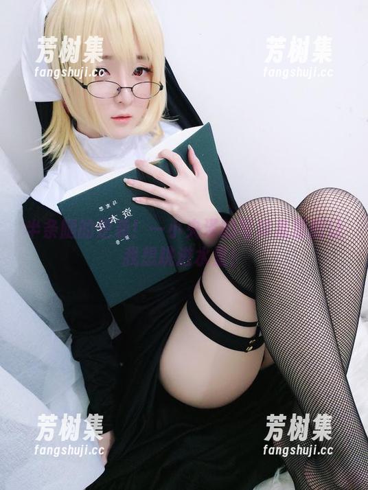 一小央泽 半条腿的逆袭!一小央泽的写真集原图让我想跳进水里!