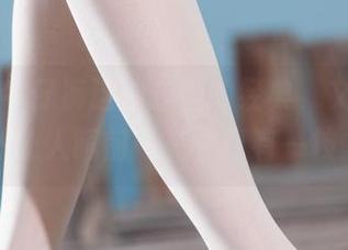 丽柜 – 牛仔裤这种永恒的经典，文欣的写真居然让人眼前一亮，真有一技之长。