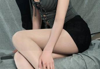 丽柜 – 原图中黑丝流淌的意蕴，不得不说，只有由美才敢这么穿！