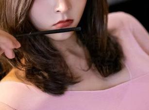 丽柜 – 图片中的语寒没有任何圣光滤镜，显示出套装的纯粹与真实。