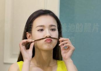 克拉女神 – 来自依娜丝泳池的照片，图包中的微妙旖旎