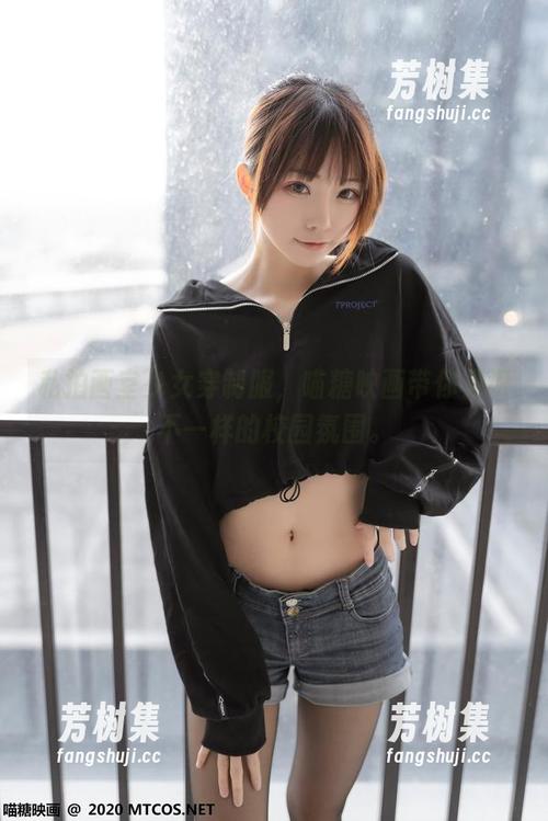 私拍画室少女穿制服，喵糖映画带你见识不一样的校园氛围。