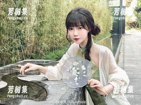 你能想象大肉丸Amiee的睡衣cos会是这种调调吗？真难得见到！