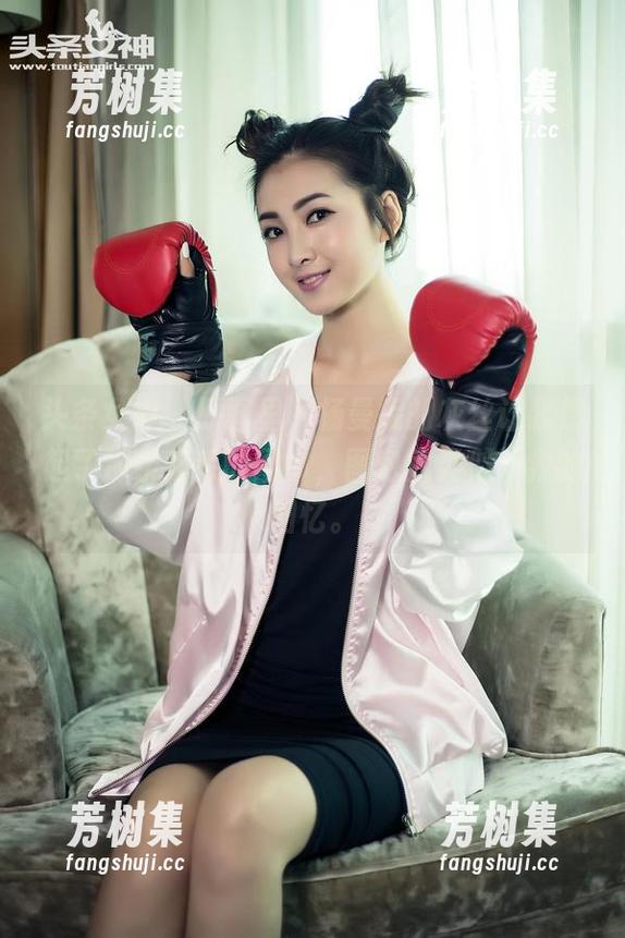 头条女神-杨曼妮 头条女神 - 原图里,杨曼妮的灰丝让我想起了那条我丢的围巾,图包就类似于我的回忆。