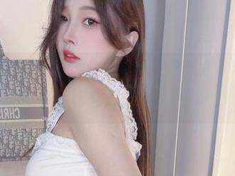 篮球场旁边的无聊课堂，“小小奶瓶儿”双马尾制服师生写真也太出乎意料了吧。