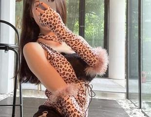 微密圈 – 小玉吃果冻的私人镜头，玉足与腿的美好对话，图片里的每一帧都显得那么随意自在。