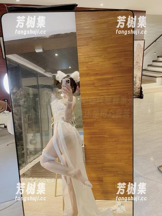 微密圈 - 小玉吃果冻的在线写真系列，520献礼究竟是意外还是用心良苦？