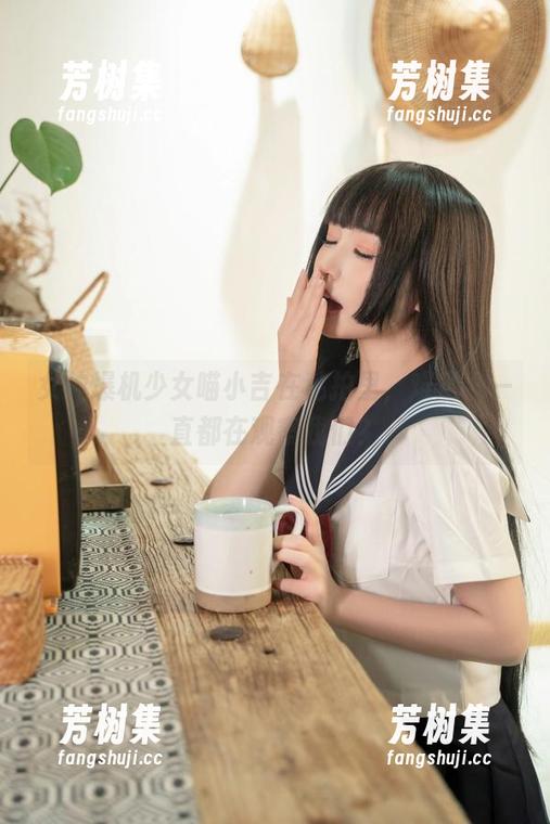 女神爆机少女喵小吉在私拍里，难道她一直都在观察我们？
