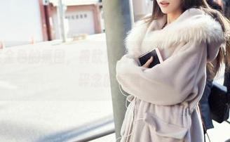 爱蜜社 – 紫金色的氛围，黄歆苑的不一样少女美图，发出一种碎碎念的气息。