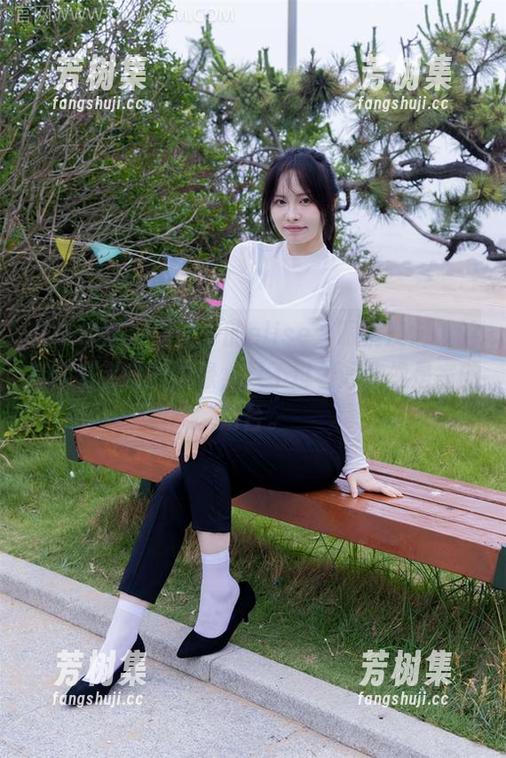 物恋传媒-elise 物恋传媒 - 美图中的elise,眼镜反射出的其实是宇宙的边缘,只不过看起来像是家的阳台。