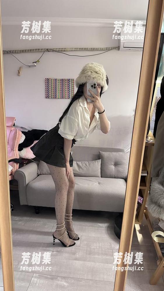 微密圈 - 从‘玫桃泡芙’的内衣写真中找寻那份不太显眼的性感，壁纸的选择更是让人抓狂！
