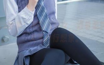 疯猫ss全集：黑毛衣少女，远看柔软近看…大家自行想象。