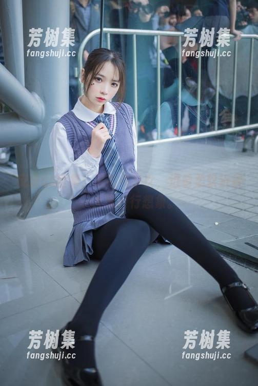 疯猫ss全集：黑毛衣少女，远看柔软近看…大家自行想象。