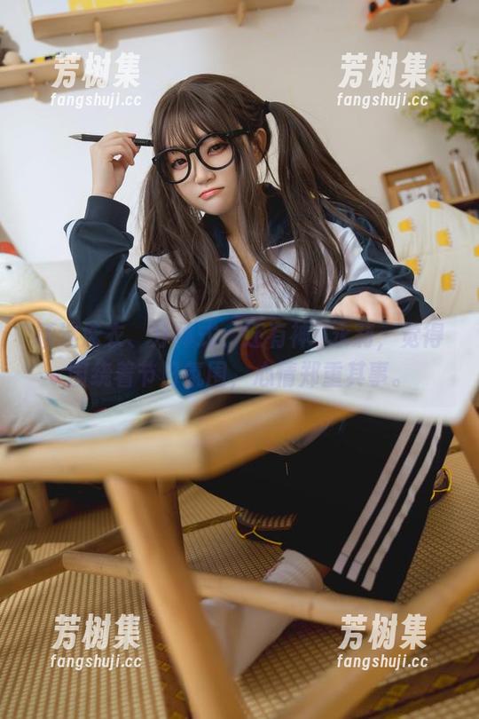 精选泳衣、分体式、还有神沢永莉，觉得围绕着节日氛围，心情郑重其事。