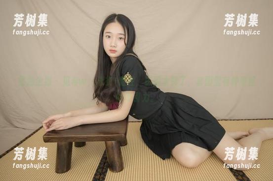 紧急企划 - 见希w，泳衣+随性，资源太赞了，套图里有种奇怪的吸引力。