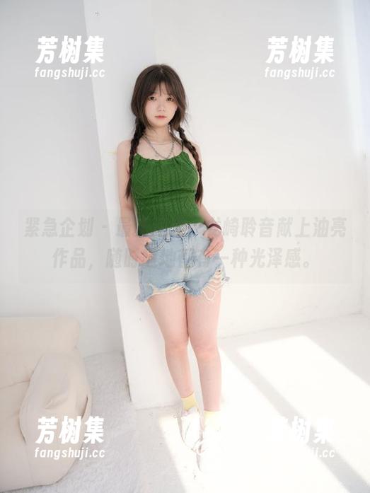 紧急企划 - 最新速递，龙崎聆音献上油亮作品，随时随地都有一种光泽感。