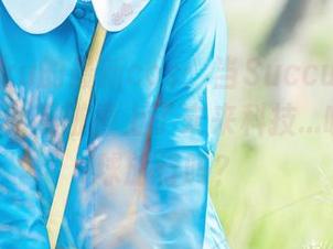 落落Raku的最新cos：当SuccubusBar的绝美女巫碰撞上了未来科技…哦，是月球旅行吗？