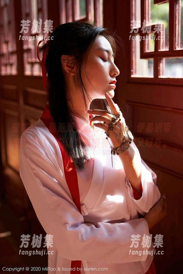 蜜桃社-伊素妍 蜜桃社 - 最近双人的影像流出,伊素妍带来的图片,总让我觉得有点尴尬又好奇。