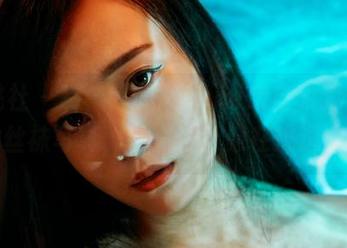 蜜桃社 – 瞧，萌美Moemi亲自为我们表演的丝袜写真，每一张都像在挑逗眼球？