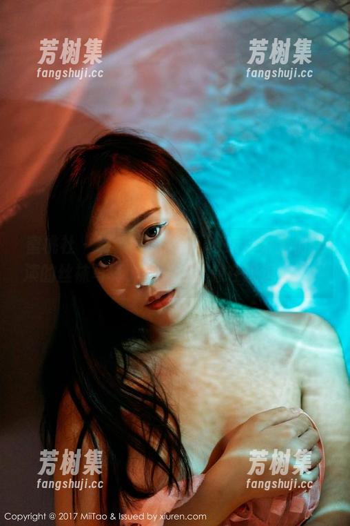 蜜桃社 - 瞧，萌美Moemi亲自为我们表演的丝袜写真，每一张都像在挑逗眼球？