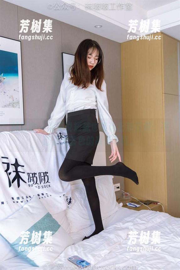 袜啵啵 - 泡芙说短袜也能玩出新花样：不过是天蓝色的高清写真。