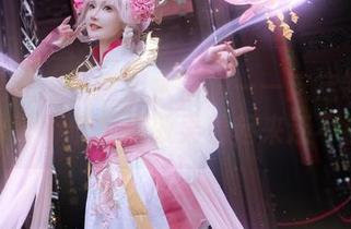 当露儿大魔王遇上水手服——这定制写真成本可不低，但效果看起来还不错。