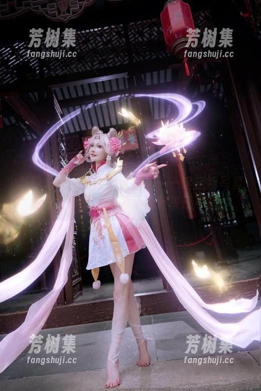 当露儿大魔王遇上水手服——这定制写真成本可不低，但效果看起来还不错。