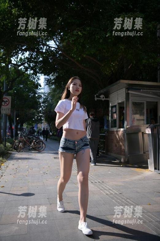 不可错过的魔镜街拍：热裤小白鞋，下载就是为自己打扮一点！
